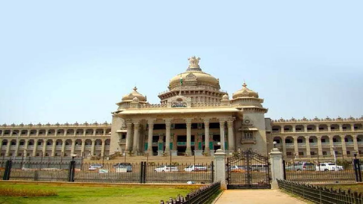 कर्नाटक विधानसभा की सुरक्षा में बड़ी चूक, सीएम के बजट भाषण के दौरान सदन के अंदर घुसा शख्स